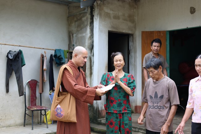 Disaster relief in Thanh Hoa province in the pagoda's Charity activities