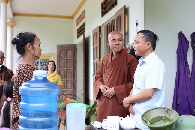 Disaster relief in Thanh Hoa province in the pagoda's Charity activities