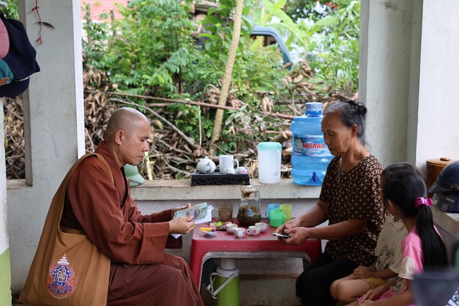 Disaster relief in Thanh Hoa province in the pagoda's Charity activities