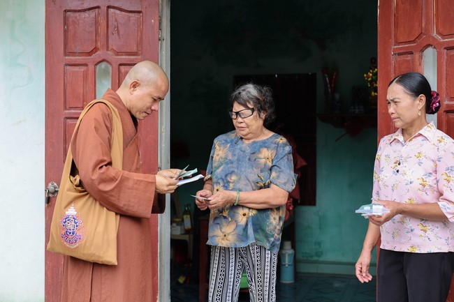 Disaster relief in Thanh Hoa province in the pagoda's Charity activities