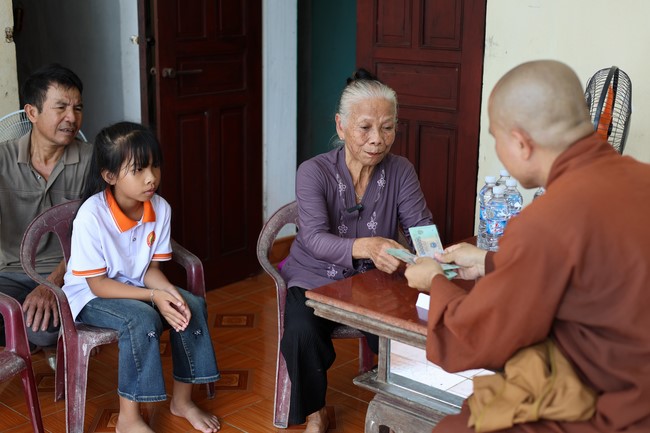 Disaster relief in Thanh Hoa province in the pagoda's Charity activities