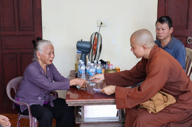 Disaster relief in Thanh Hoa province in the pagoda's Charity activities