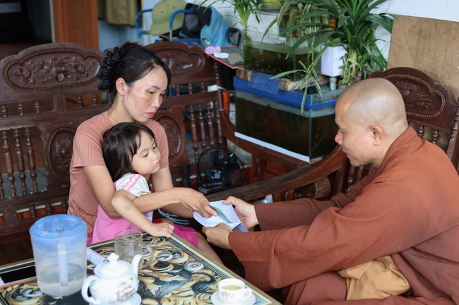 Disaster relief in Thanh Hoa province in the pagoda's Charity activities