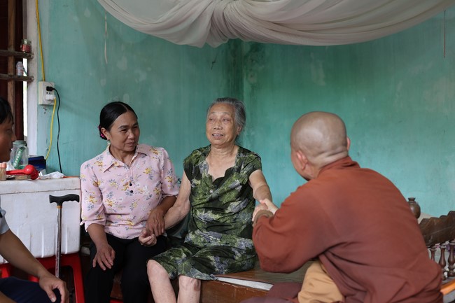 Disaster relief in Thanh Hoa province in the pagoda's Charity activities