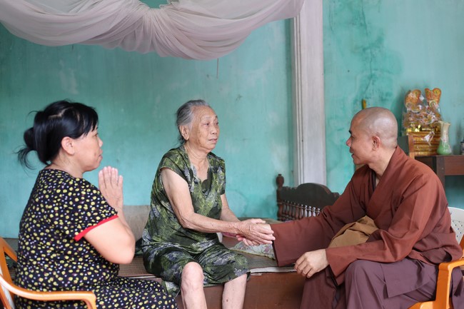 Disaster relief in Thanh Hoa province in the pagoda's Charity activities
