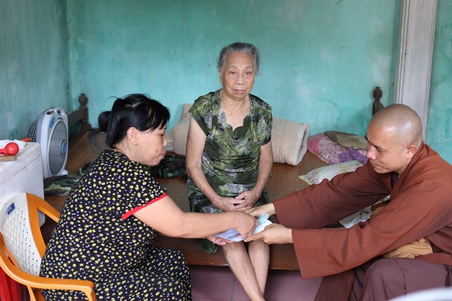 Disaster relief in Thanh Hoa province in the pagoda's Charity activities