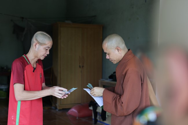 Disaster relief in Thanh Hoa province in the pagoda's Charity activities
