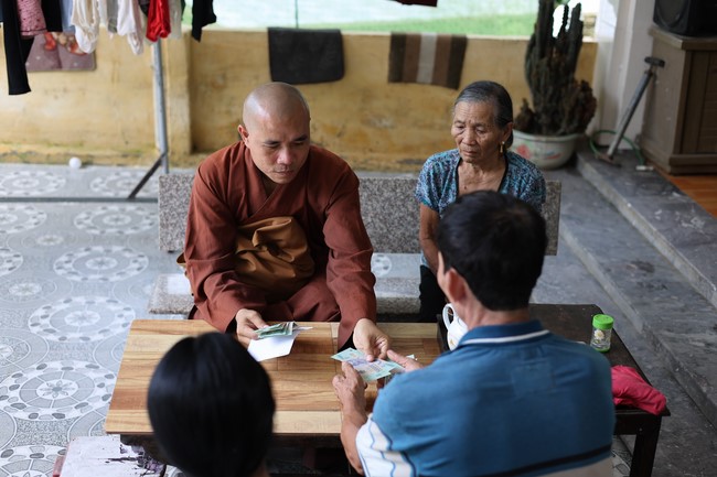 Disaster relief in Thanh Hoa province in the pagoda's Charity activities
