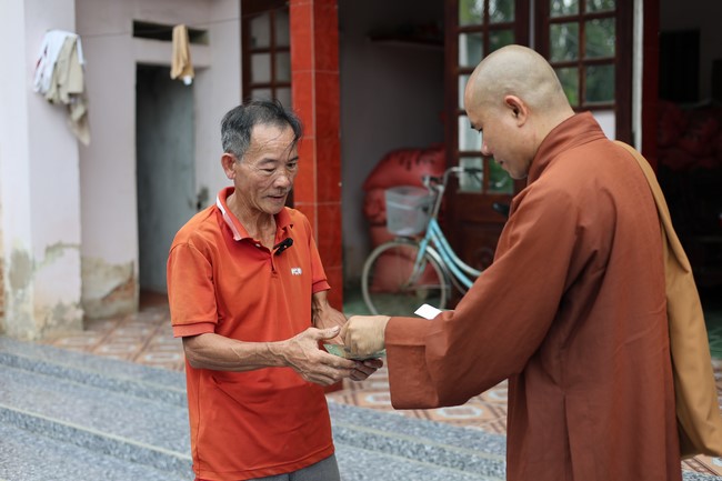 Disaster relief in Thanh Hoa province in the pagoda's Charity activities