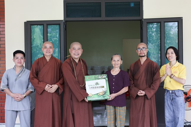 Disaster relief in Thanh Hoa province in the pagoda's Charity activities