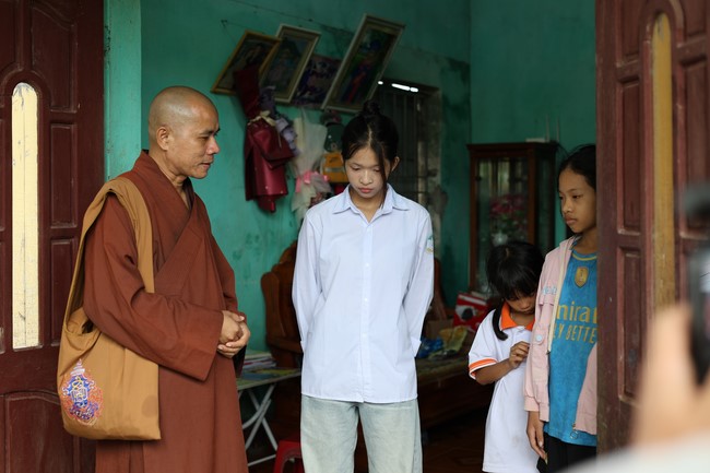 Disaster relief in Thanh Hoa province in the pagoda's Charity activities