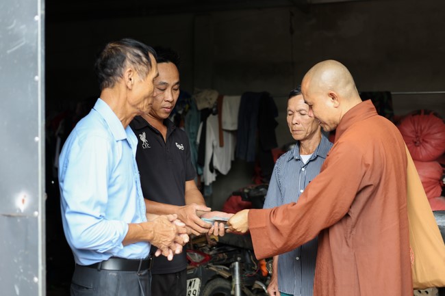 Disaster relief in Thanh Hoa province in the pagoda's Charity activities