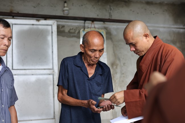 Disaster relief in Thanh Hoa province in the pagoda's Charity activities