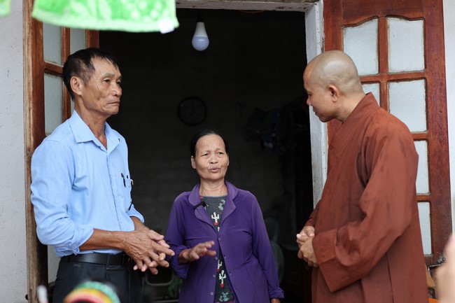 Disaster relief in Thanh Hoa province in the pagoda's Charity activities