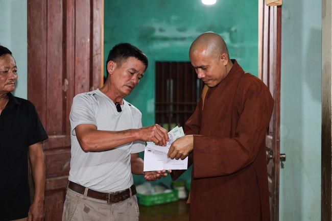 Disaster relief in Thanh Hoa province in the pagoda's Charity activities