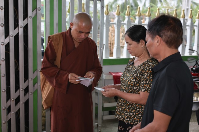 Disaster relief in Thanh Hoa province in the pagoda's Charity activities