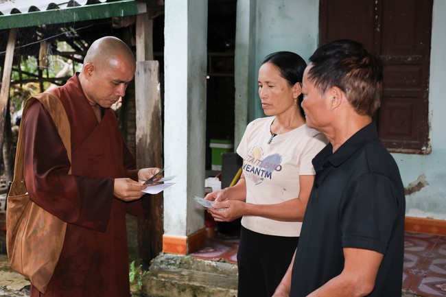 Disaster relief in Thanh Hoa province in the pagoda's Charity activities