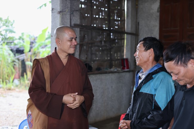 Disaster relief in Thanh Hoa province in the pagoda's Charity activities