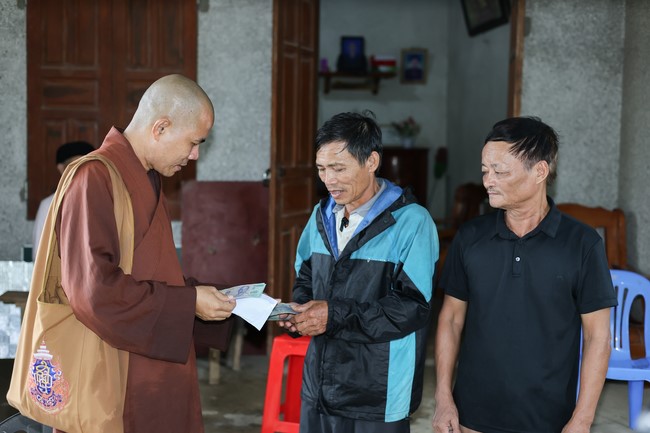 Disaster relief in Thanh Hoa province in the pagoda's Charity activities