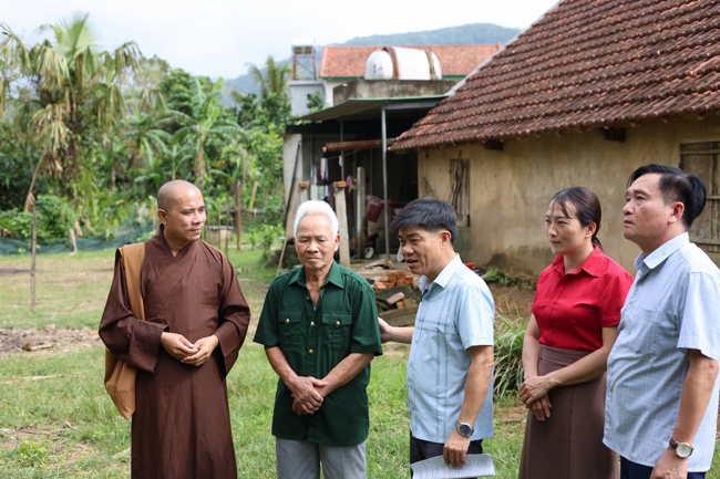 Disaster relief in Ha Tinh province in the pagoda's charity activities