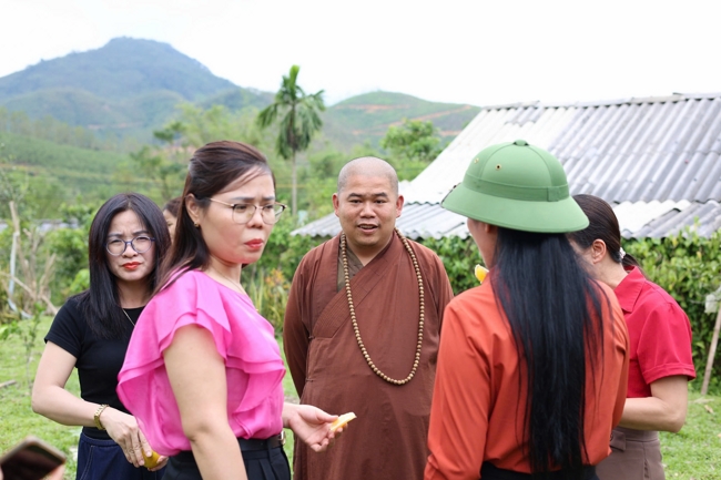 Disaster relief in Ha Tinh province in the pagoda's charity activities
