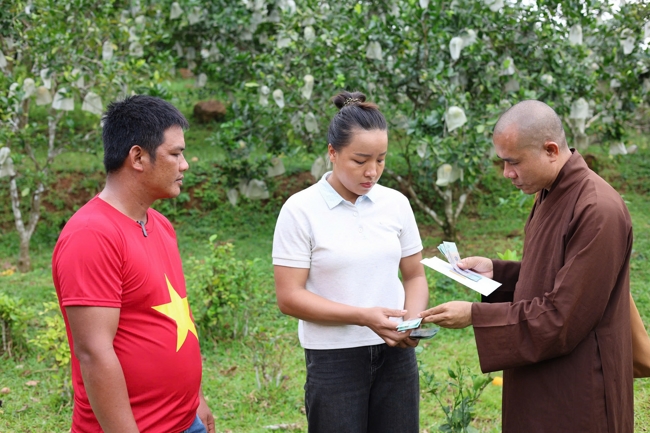Disaster relief in Ha Tinh province in the pagoda's charity activities