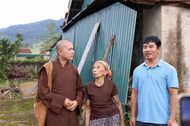 Disaster relief in Ha Tinh province in the pagoda's charity activities