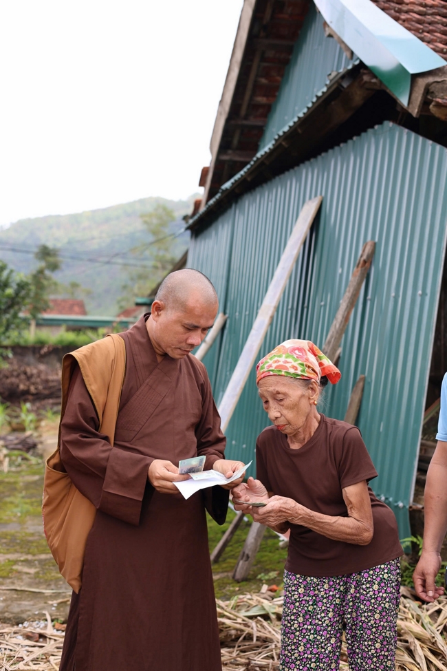 Disaster relief in Ha Tinh province in the pagoda's charity activities