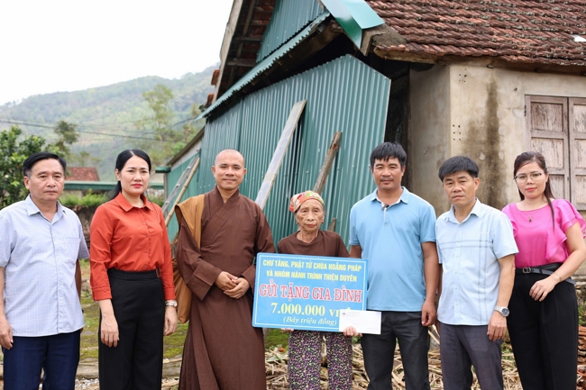 Disaster relief in Ha Tinh province in the pagoda's charity activities