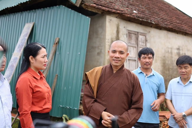 Disaster relief in Ha Tinh province in the pagoda's charity activities