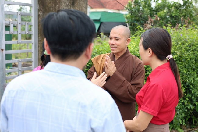 Disaster relief in Ha Tinh province in the pagoda's charity activities