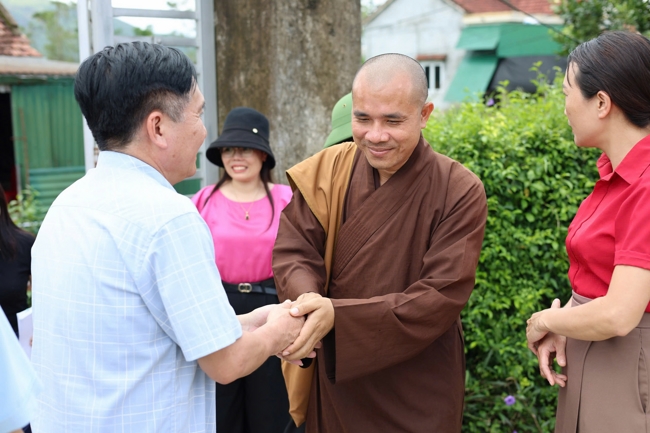 Disaster relief in Ha Tinh province in the pagoda's charity activities