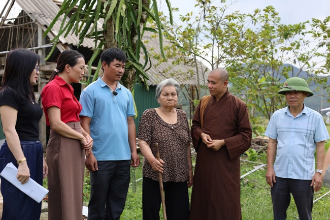 Disaster relief in Ha Tinh province in the pagoda's charity activities