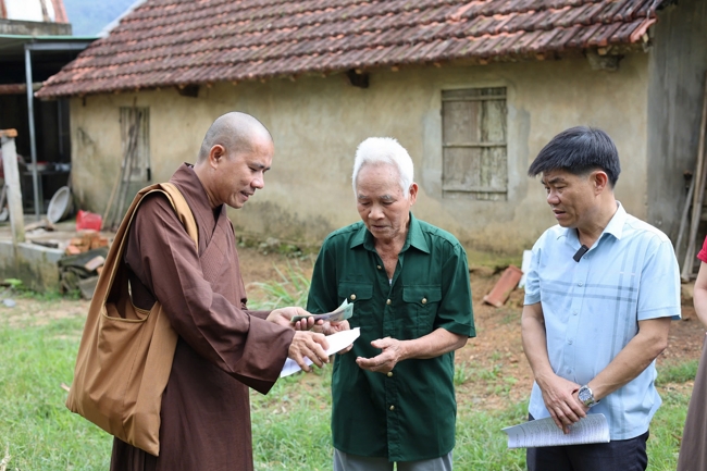 Disaster relief in Ha Tinh province in the pagoda's charity activities
