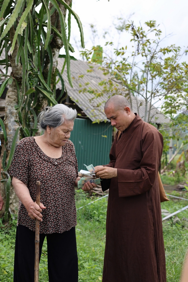 Disaster relief in Ha Tinh province in the pagoda's charity activities
