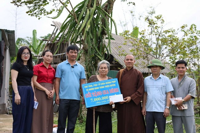Disaster relief in Ha Tinh province in the pagoda's charity activities