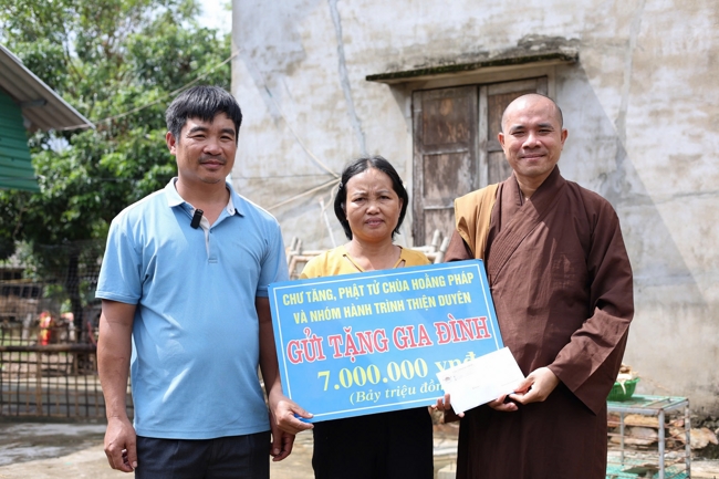 Disaster relief in Ha Tinh province in the pagoda's charity activities