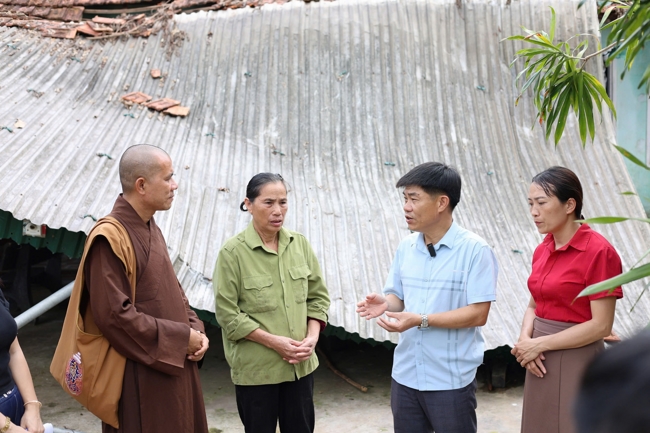 Disaster relief in Ha Tinh province in the pagoda's charity activities