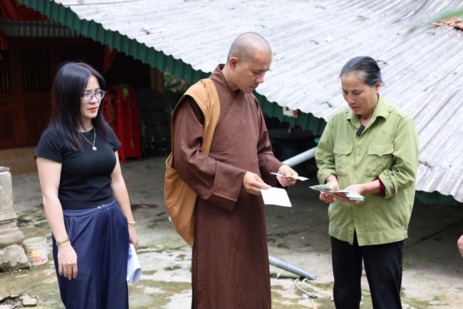 Disaster relief in Ha Tinh province in the pagoda's charity activities