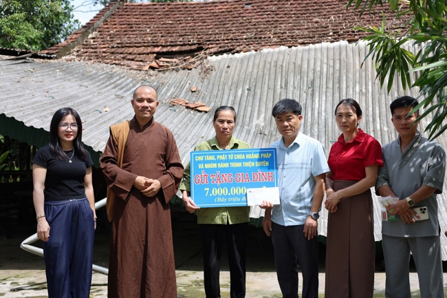 Disaster relief in Ha Tinh province in the pagoda's charity activities