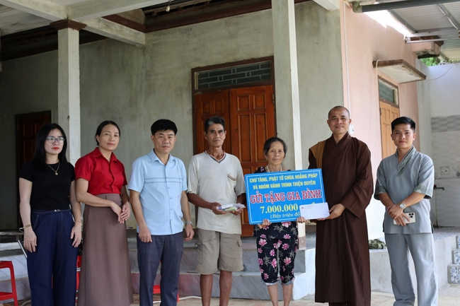 Disaster relief in Ha Tinh province in the pagoda's charity activities