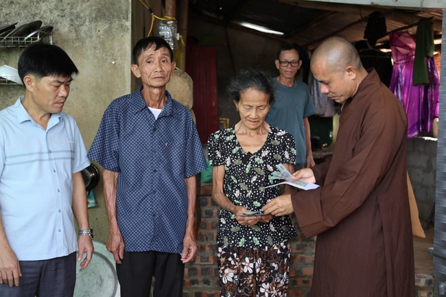 Disaster relief in Ha Tinh province in the pagoda's charity activities