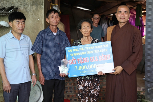Disaster relief in Ha Tinh province in the pagoda's charity activities