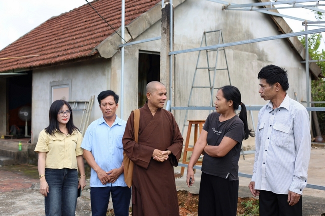 Disaster relief in Ha Tinh province in the pagoda's charity activities