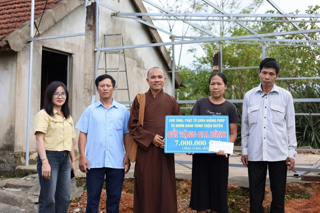 Disaster relief in Ha Tinh province in the pagoda's charity activities