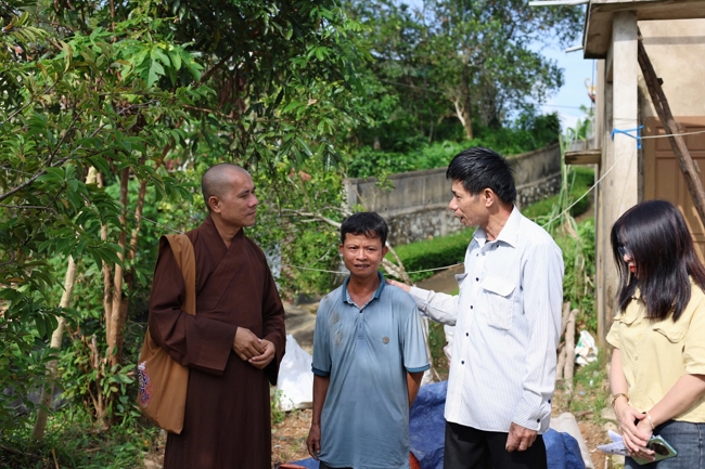 Disaster relief in Ha Tinh province in the pagoda's charity activities