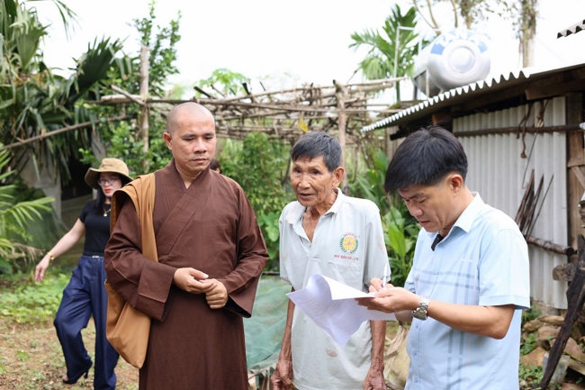 Disaster relief in Ha Tinh province in the pagoda's charity activities
