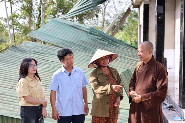 Disaster relief in Ha Tinh province in the pagoda's charity activities
