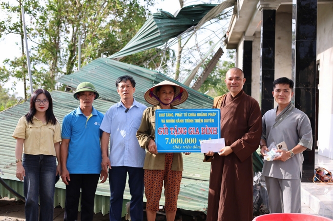 Disaster relief in Ha Tinh province in the pagoda's charity activities