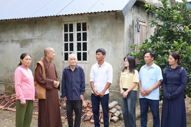 Disaster relief in Ha Tinh province in the pagoda's charity activities